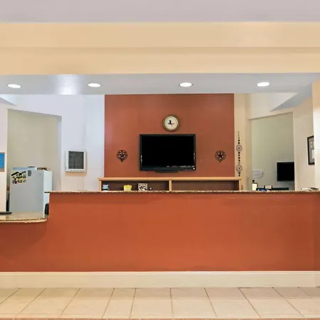 Super 8 By Wyndham Austin/Airport South-3